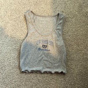 grey aéropostale tank.